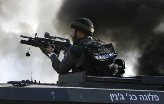 Izraelský voják na předměstí Gazy.