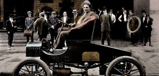 Henry Ford a jeho Model T v roce 1907. 