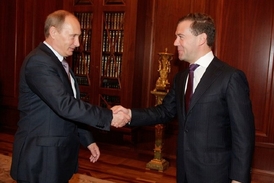 Putin (vlevo) bral vždy více než Medveděv, bez ohledu na funkci.