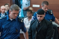 Jeden z již dříve odsouzených útočníků Jakub Žiga. V pozadí dva další spolupachatelé, kteří mají kvůli věku pod hranicí plnoletosti skrytou identitu.