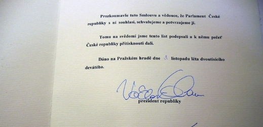 Česká ratifikační listina k lisabonské smlouvě o Evropské unii, kterou přivezl premiér Jan Fischer 13. listopadu do depozitáře italského ministerstva zahraničí v Římě. Tam se uchovávají důležité dokumenty EU.