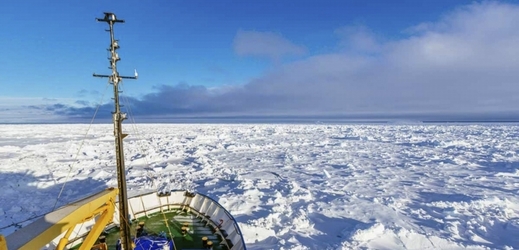 Pohled na antarktický led z paluby ruské lodi Akaděmik Šokalskij.