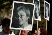 Demonstrace k výročí zavraždění nepohodlné novinářky (Berlín).