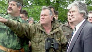 Karadžič (vpravo) a jeho vrchní generál Ratko Mladič (uprostřed).