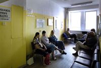 Pacienti v čekárně před ordinací interního oddělení (ilustrační foto).