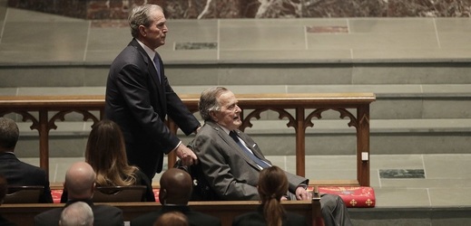 Bývalí američtí prezidenti George H. W. Bush (sedící) jeho syn George Bush mladší.