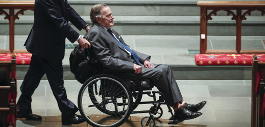 Exprezident USA Bush starší na intenzivní péči.
