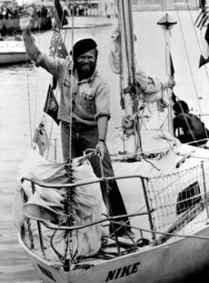 Na snímku Richard Konkolski na palubě své lodi Niké po obeplutí světa (1975).