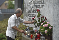 Muž u památníku obětí nehody u Studánky. 