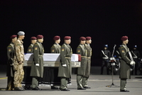 Armádní speciál s ostatky padlého vojáka přiletěl do Prahy.