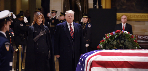 Trump a Melania uctili památku Bushe staršího.