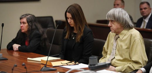 Louise (vlevo) a David (vpravo) Turpinovi s advokátkou (uprostřed) u soudního slyšení. 