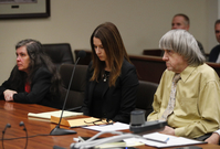 Louise (vlevo) a David (vpravo) Turpinovi s advokátkou (uprostřed) u soudního slyšení. 
