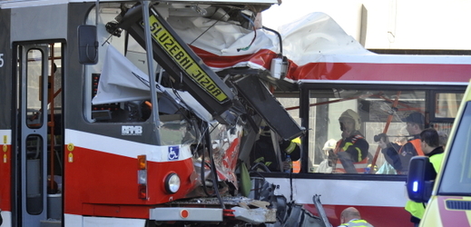 Nehoda trolejbusu a tramvaje v Brně. 