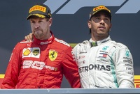 Sebastian Vettel (vlevo) sice dojel první, klasifikován byl na druhém místě. Vyhrál Hamilton.