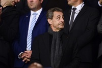 Nicolas Sarkozy často používá pětiseteurovou bankovku.