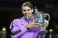 Španělský tenista Rafael Nadal s trofejí.