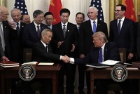 Čínský vicepremiér Liou Che a americký prezident Donald Trump.