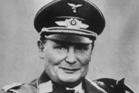 Hermann GÖRING (1893-1946) - Nacistický politik a říšský maršál (od roku 1940). Byl nejbližším spolupracovníkem Hitlera, který ho původně jmenoval svým nástupcem. Krátce před koncem války (poté, co Göring tajně jednal se Spojenci) Hitler závěť změnil ve prospěch admirála Dönitze a Göringa zbavil všech funkcí. Od roku 1933 byl Göring říšským ministrem letectví a o dva roky později se stal vrchním velitelem Luftwaffe, která hrála v počátcích války klíčovou úlohu. V norimberském procesu byl v říjnu 1946 odsouzen k smrti, krátce před popravou se otrávil.