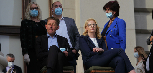 Hladovku zahájili dva poslanci vládní Srbské pokrokové strany (SNS), Aleksandar Martinović a Sandra Božičová. 