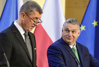 Český premiér Andrej Babiš a jeho maďarský protějšek Viktor Orbán (vpravo) po jednání lídrů zemí V4 o koronaviru v Evropě, situaci v Turecku, migraci a víceletém finančním rámci EU.