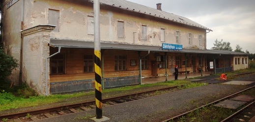 Chátrající nádražní budova v Dětřichově.