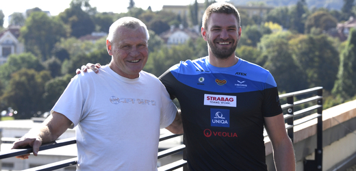 Veslař Ondřej Synek (vpravo) pózuje s trenérem Milanem Dolečkem po tiskové konferenci 23. září 2021 v Praze, kde nejúspěšnější český veslař historie oznámil ukončení aktivní kariéry.