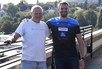 Veslař Ondřej Synek (vpravo) pózuje s trenérem Milanem Dolečkem po tiskové konferenci 23. září 2021 v Praze, kde nejúspěšnější český veslař historie oznámil ukončení aktivní kariéry.