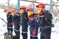 Důlní neštěstí na Sibiři má nejméně 11 obětí, záchranné práce pokračují.