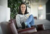 Rychlobruslařka Martina Sáblíková pózuje fotografům před odletem na Světový pohár do Stavangeru, 7. listopadu 2022, Praha.