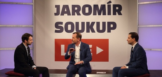 Zleva prezident Agrární komory ČR Jan Doležal, moderátor pořadu Jaromír Soukup a ekonom Lukáš Kovanda.