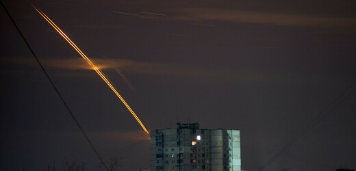 Ruské rakety odpálené proti Ukrajině z ruského regionu Belgorod se za úsvitu v Charkově na Ukrajině prohnaly oblohou.
