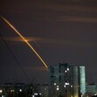 Ruské rakety odpálené proti Ukrajině z ruského regionu Belgorod se za úsvitu v Charkově na Ukrajině prohnaly oblohou.