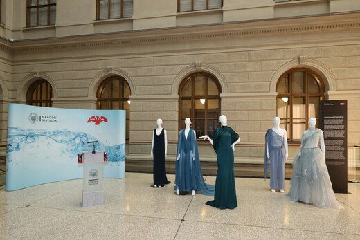 Národní muzeum ve spolupráci s Mattoni 1873 vystavilo první udržitelnou kolekci oděvů od designéra ve své sbírce