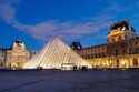 Impozantní skleněná pyramida stojí na nádvoří Louvru již 35 let 