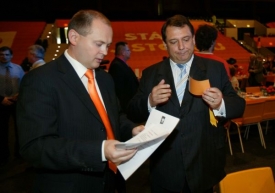 Jiří Paroubek a Michal Hašek mají o další starost navíc.