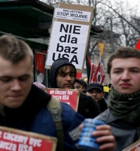 Poláci protestují proti umístění amerických základen na jejich území.