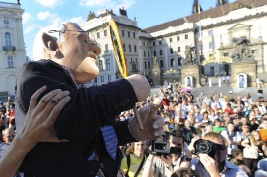 Bouřlivému odpoledni před Hradem byla přítomna i Klausova maketa.