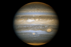 Jupiter funguje jako gravitační past na komety a asteroidy.