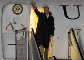 Americký viceprezident vystupuje z letadla po příletu do Polska.