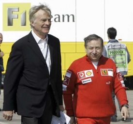 Bývalý a nový prezident FIA: Max Mosley a Jean Todt (vpravo).