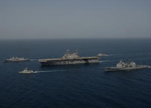 USS Nassau s částí 5. flotily se může stát cílem íránské odvety.