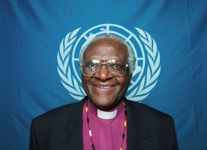 Arcibiskup Desmond Tutu by byl pro intervenci v Zimbabwe.