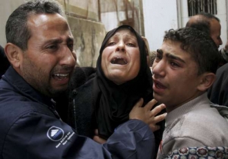 Palestinka naříká nad smrtí svého muže a čtyř dětí.