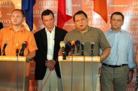 Jiří Paroubek, Michal Hašek a Lubomír Zaorálek mají o starost navíc.
