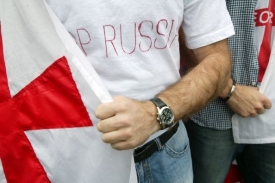 Čeští Gruzínci se na protest sešli před ruskou ambasádou v Praze.