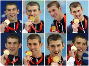 Michael Phelps a jeho osm zlatých medailí z Pekingu 2008.
