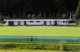 Oplocené treninkové hřiště národního týmu v rakouském Seefeldu.