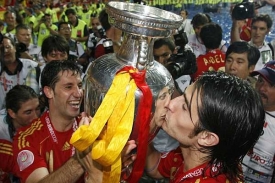 Šťastní fotbalisté Španělska líbají pohár pro vítěze Eura.