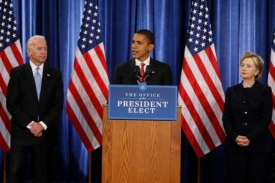 Barack Obama, viceprezident Biden a šéfka diplomacie Clintonová.